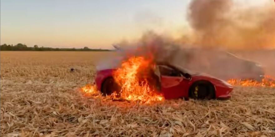 Youtuber: Έκαψε κατά λάθος τη Ferrari του στην προσπάθειά του να αυξήσει τα views - Βίντεο