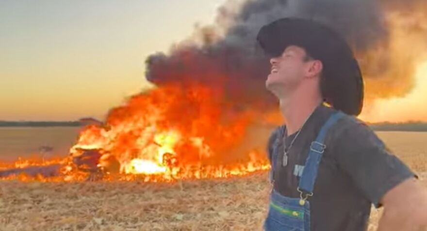 Youtuber: Έκαψε κατά λάθος τη Ferrari του στην προσπάθειά του να αυξήσει τα views - Βίντεο