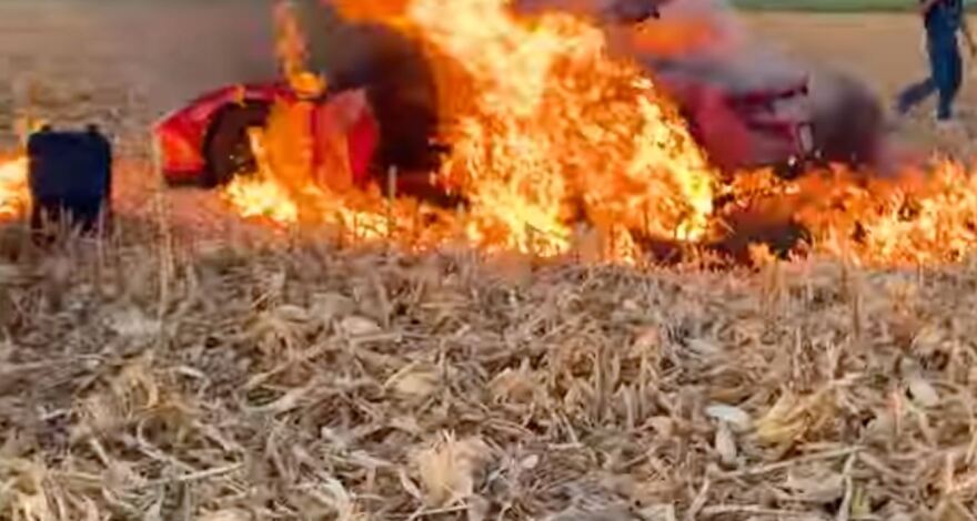 Youtuber: Έκαψε κατά λάθος τη Ferrari του στην προσπάθειά του να αυξήσει τα views - Βίντεο