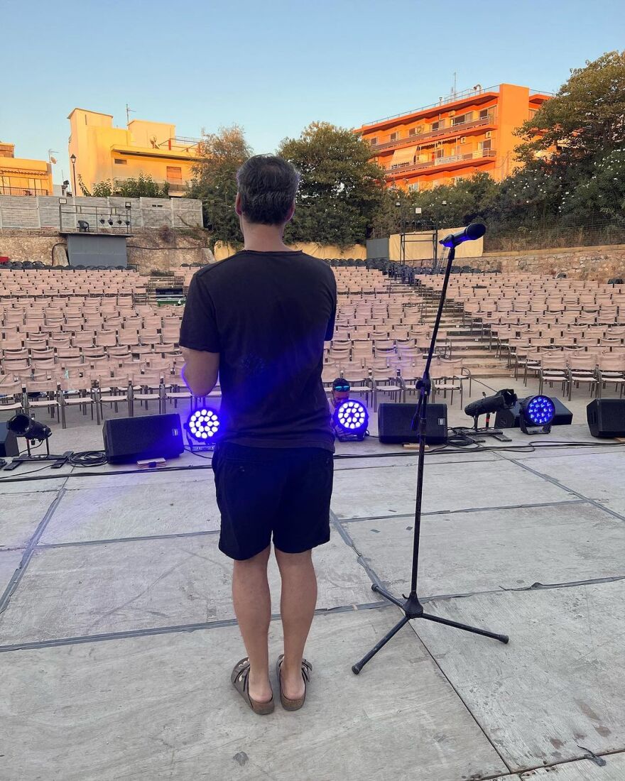 Πάνος Βλάχος: Δείχνει στο κοινό του τα... οφέλη της κρυοθεραπείας