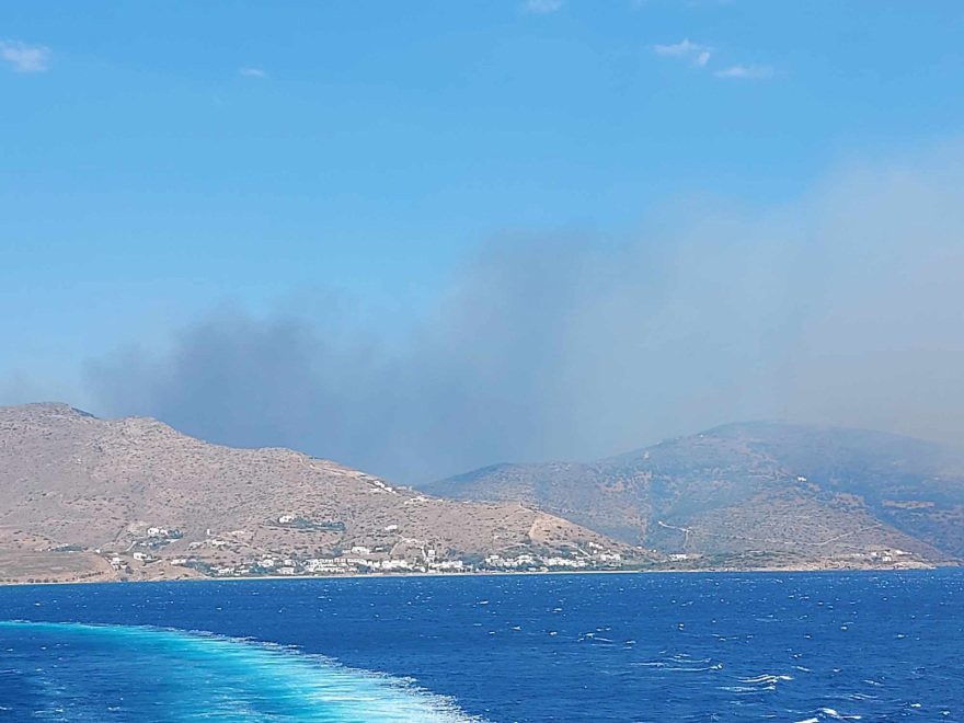 Φωτιά στην Άνδρο - Μήνυμα 112 για εκκένωση του χωριού Γίδες