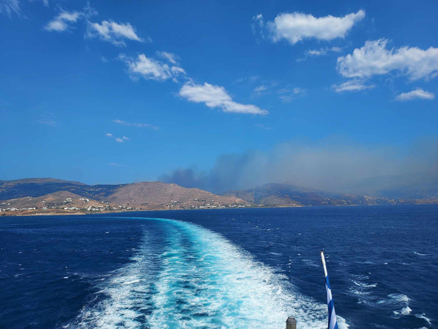 Φωτιά στην Άνδρο - Μήνυμα 112 για εκκένωση του χωριού Γίδες