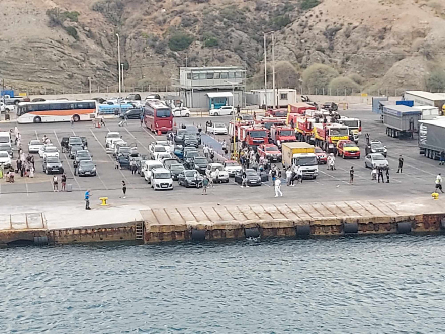 Φωτιά στην Άνδρο - Μήνυμα 112 για εκκένωση του χωριού Γίδες