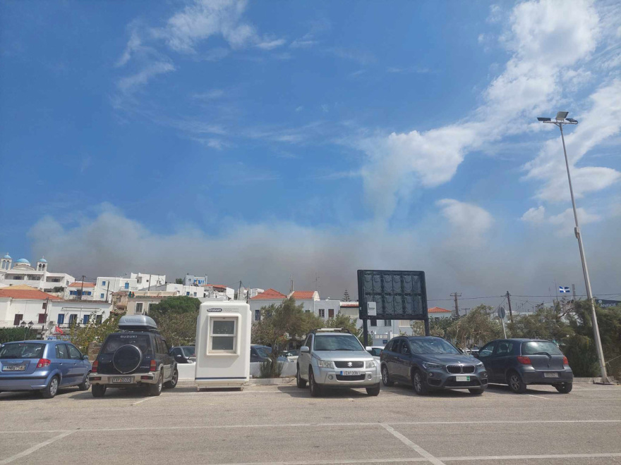 Φωτιά στην Άνδρο: Ενισχύονται οι πυροσβεστικές δυνάμεις - Κάηκε υδροφόρα του Συλλόγου Εθελοντών Δασοπυροσβεστών