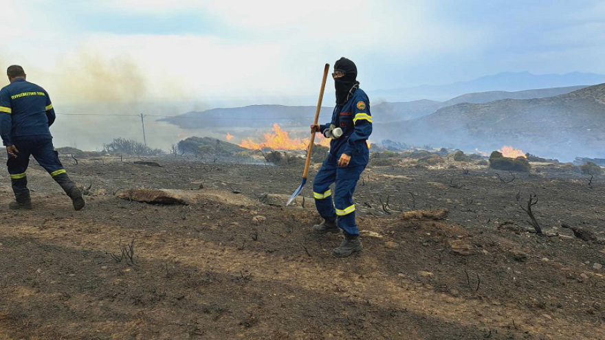 Φωτιά στην Άνδρο - Μήνυμα 112 για εκκένωση του χωριού Γίδες