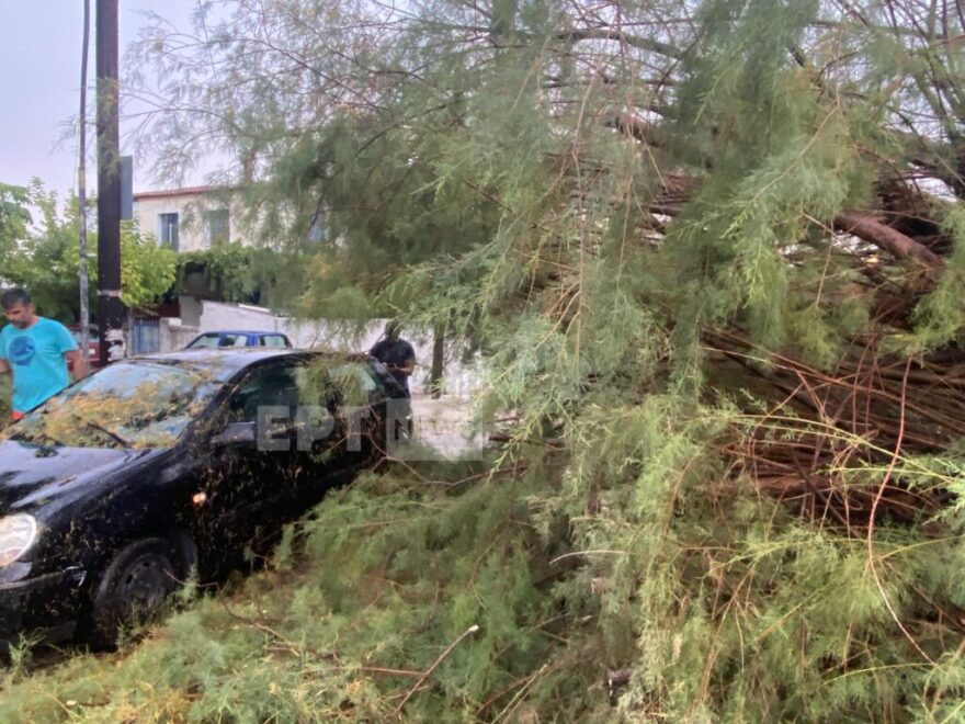 Καιρός: Ζημιές σε Τρίκαλα και Μεσσηνία από το ξαφνικό μπουρίνι