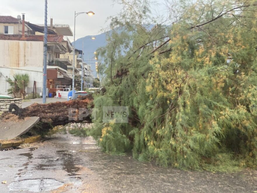 Καιρός: Ζημιές σε Τρίκαλα και Μεσσηνία από το ξαφνικό μπουρίνι
