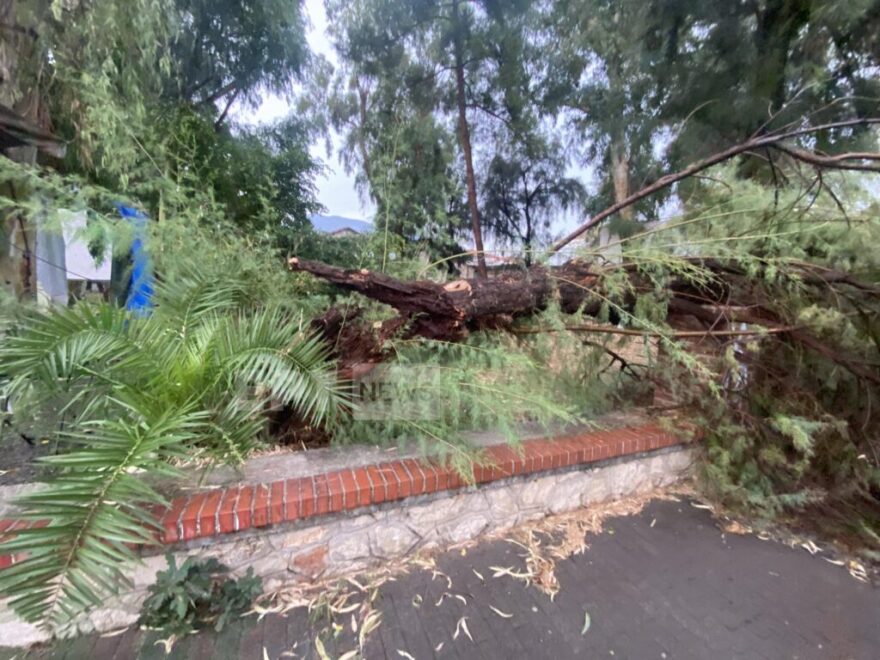 Καιρός: Ζημιές σε Τρίκαλα και Μεσσηνία από το ξαφνικό μπουρίνι