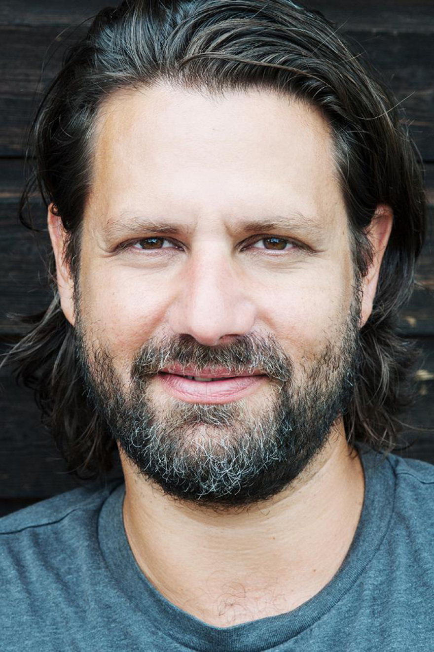 Ο Αδάμ Μπουσδούκος για πρώτη φορά στην ελληνική τηλεόραση