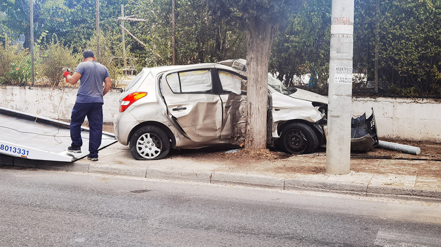 Φωτογραφίες: Τροχαίο στη Νέα Ερυθραία με δύο τραυματίες