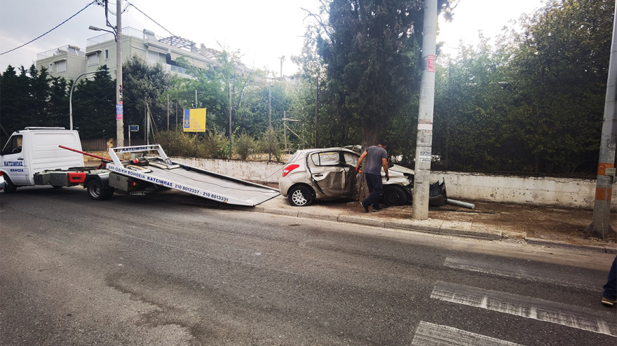 Φωτογραφίες: Τροχαίο στη Νέα Ερυθραία με δύο τραυματίες