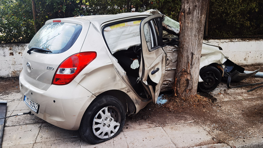Φωτογραφίες: Τροχαίο στη Νέα Ερυθραία με δύο τραυματίες