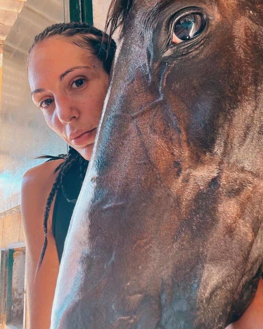 Οι κυρίες της ενημέρωσης πέταξαν τα σακάκια και έβαλαν παρεό - Δείτε φωτογραφίες