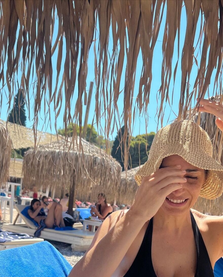 Οι κυρίες της ενημέρωσης πέταξαν τα σακάκια και έβαλαν παρεό - Δείτε φωτογραφίες