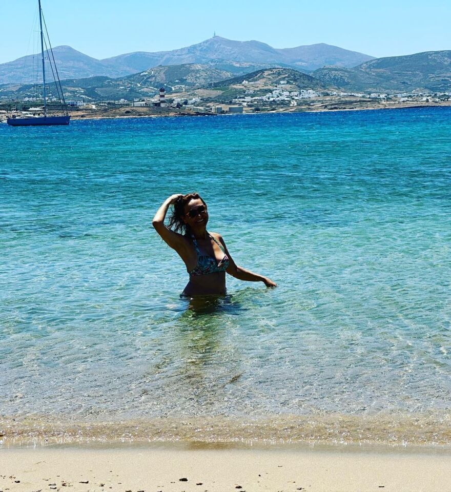 Οι κυρίες της ενημέρωσης πέταξαν τα σακάκια και έβαλαν παρεό - Δείτε φωτογραφίες