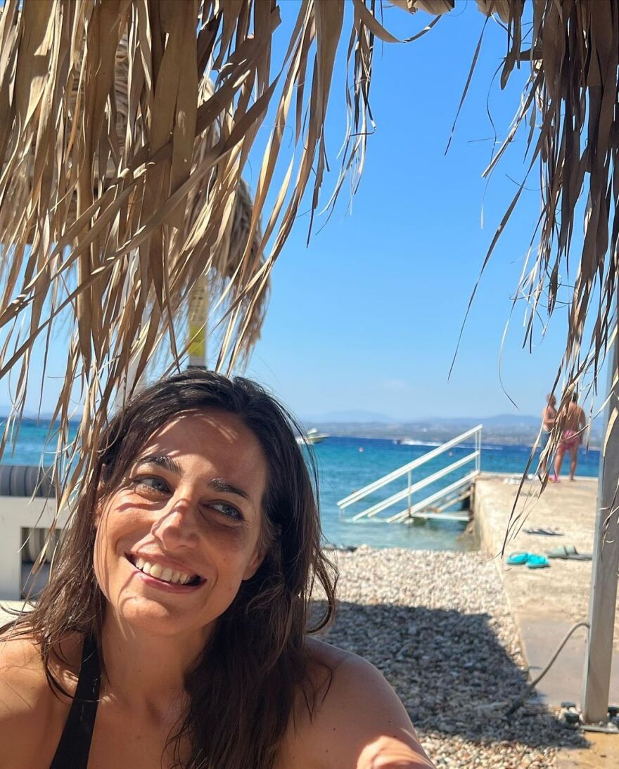 Οι κυρίες της ενημέρωσης πέταξαν τα σακάκια και έβαλαν παρεό - Δείτε φωτογραφίες