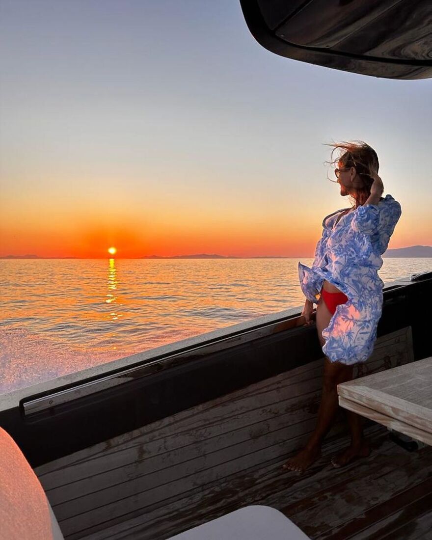 Οι κυρίες της ενημέρωσης πέταξαν τα σακάκια και έβαλαν παρεό - Δείτε φωτογραφίες