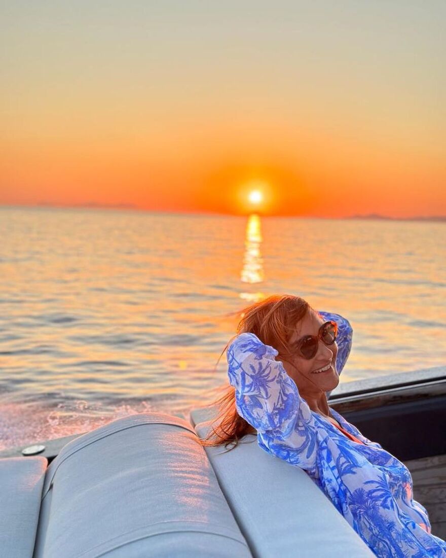 Οι κυρίες της ενημέρωσης πέταξαν τα σακάκια και έβαλαν παρεό - Δείτε φωτογραφίες