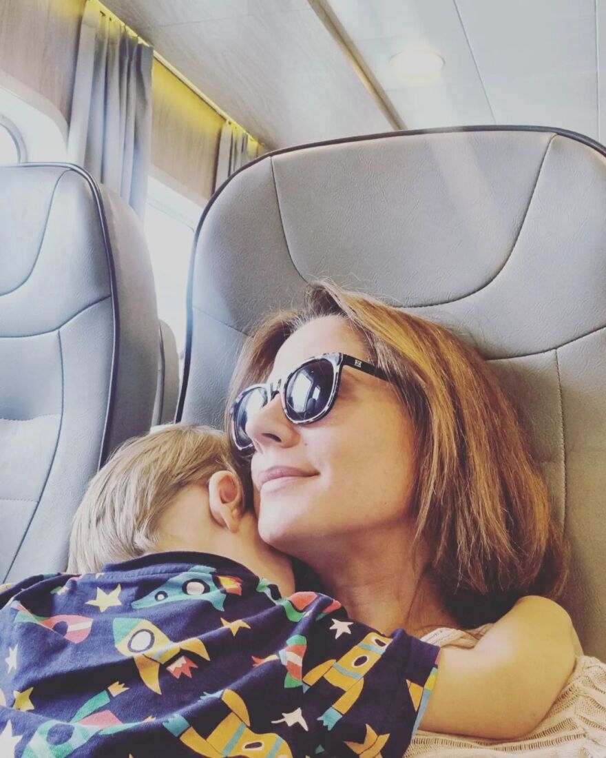 Οι κυρίες της ενημέρωσης πέταξαν τα σακάκια και έβαλαν παρεό - Δείτε φωτογραφίες