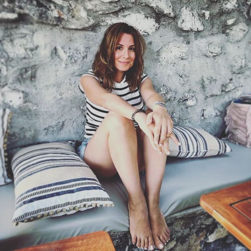 Οι κυρίες της ενημέρωσης πέταξαν τα σακάκια και έβαλαν παρεό - Δείτε φωτογραφίες