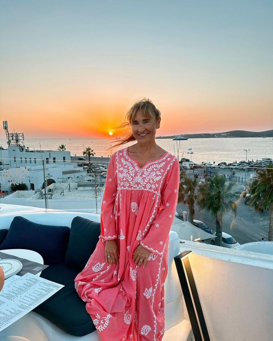 Οι κυρίες της ενημέρωσης πέταξαν τα σακάκια και έβαλαν παρεό - Δείτε φωτογραφίες