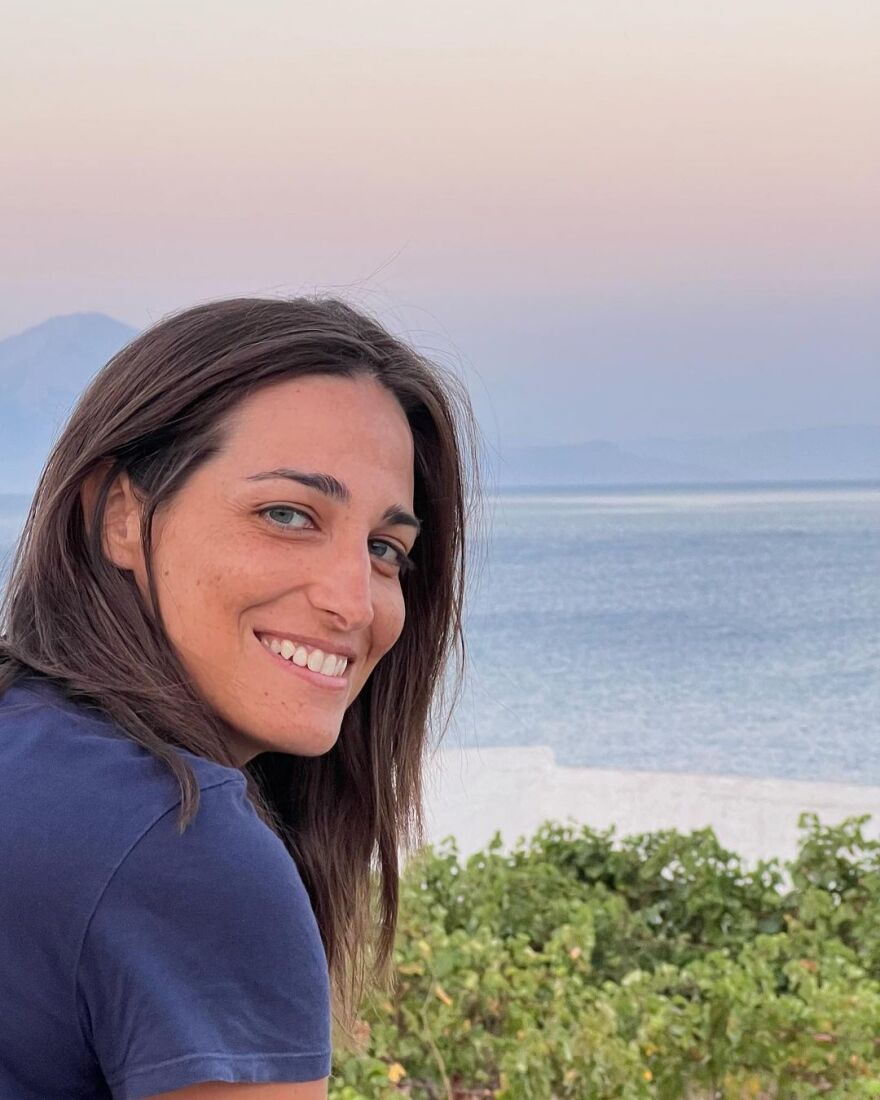 Οι κυρίες της ενημέρωσης πέταξαν τα σακάκια και έβαλαν παρεό - Δείτε φωτογραφίες