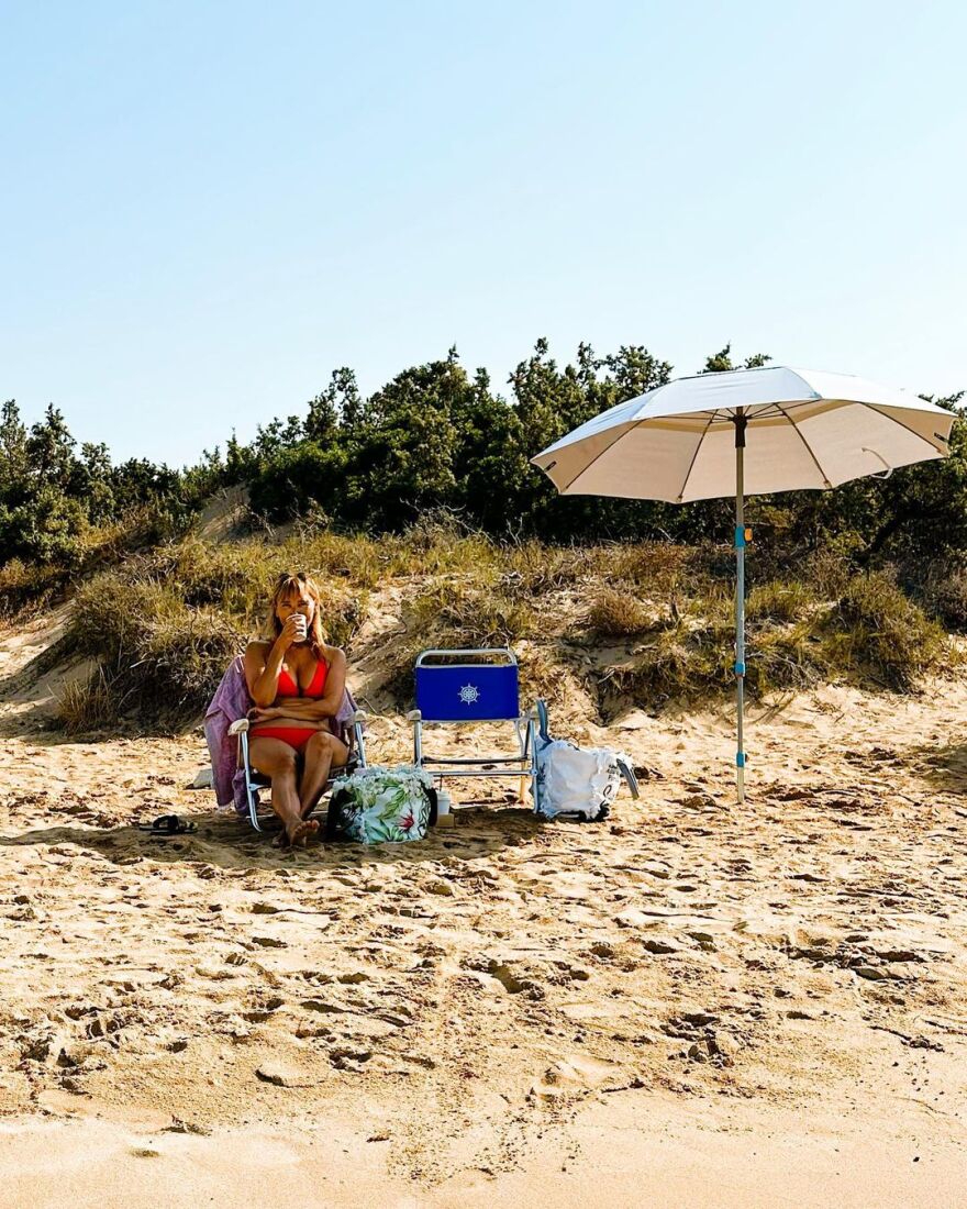 Οι κυρίες της ενημέρωσης πέταξαν τα σακάκια και έβαλαν παρεό - Δείτε φωτογραφίες