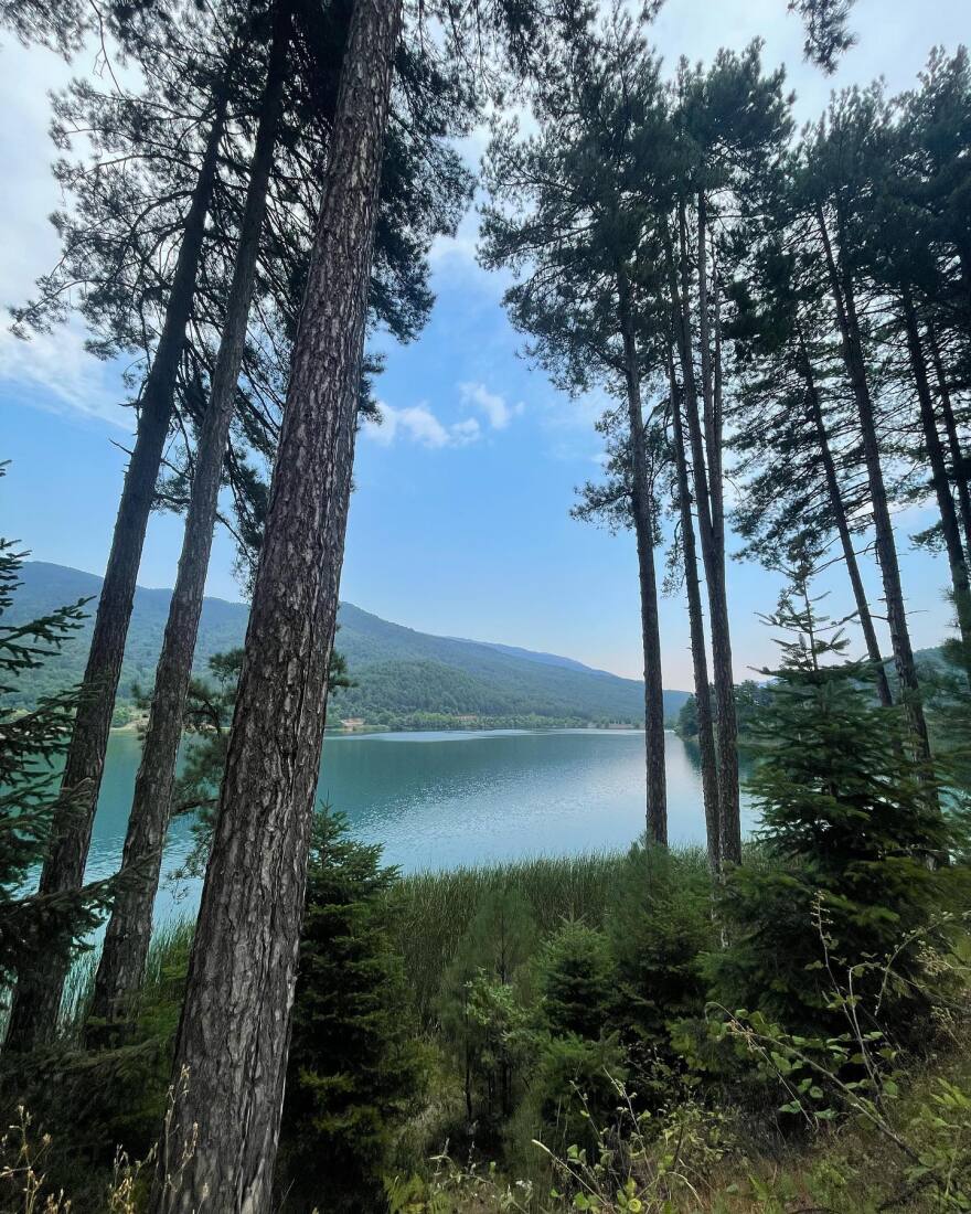 Κλέλια Ανδριολάτου: Κολυμπά σχεδόν γυμνή στη Λίμνη Δόξα