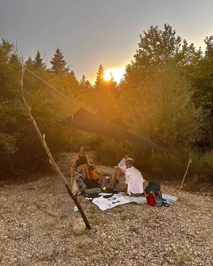 Κλέλια Ανδριολάτου: Κολυμπά σχεδόν γυμνή στη Λίμνη Δόξα