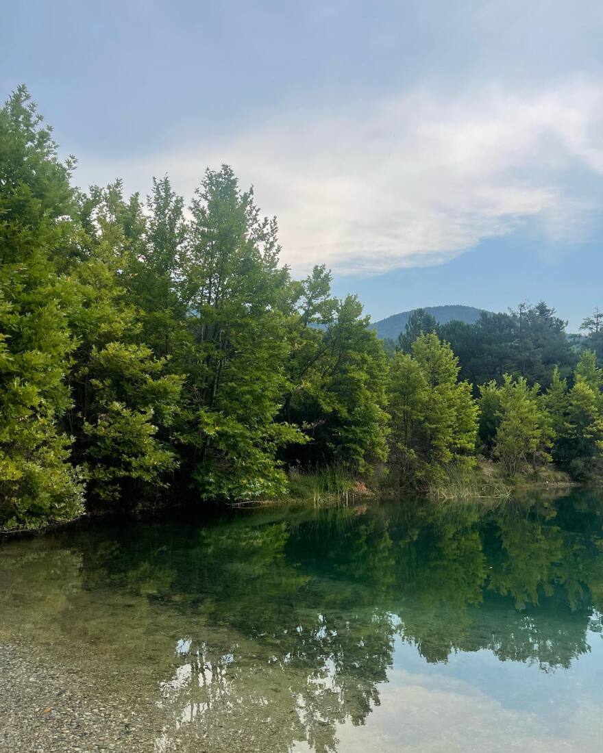 Κλέλια Ανδριολάτου: Κολυμπά σχεδόν γυμνή στη Λίμνη Δόξα