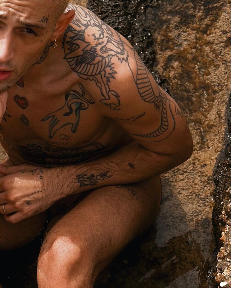 Τάσος Ξιαρχό: Φωτογραφήθηκε γυμνός στη θάλασσα