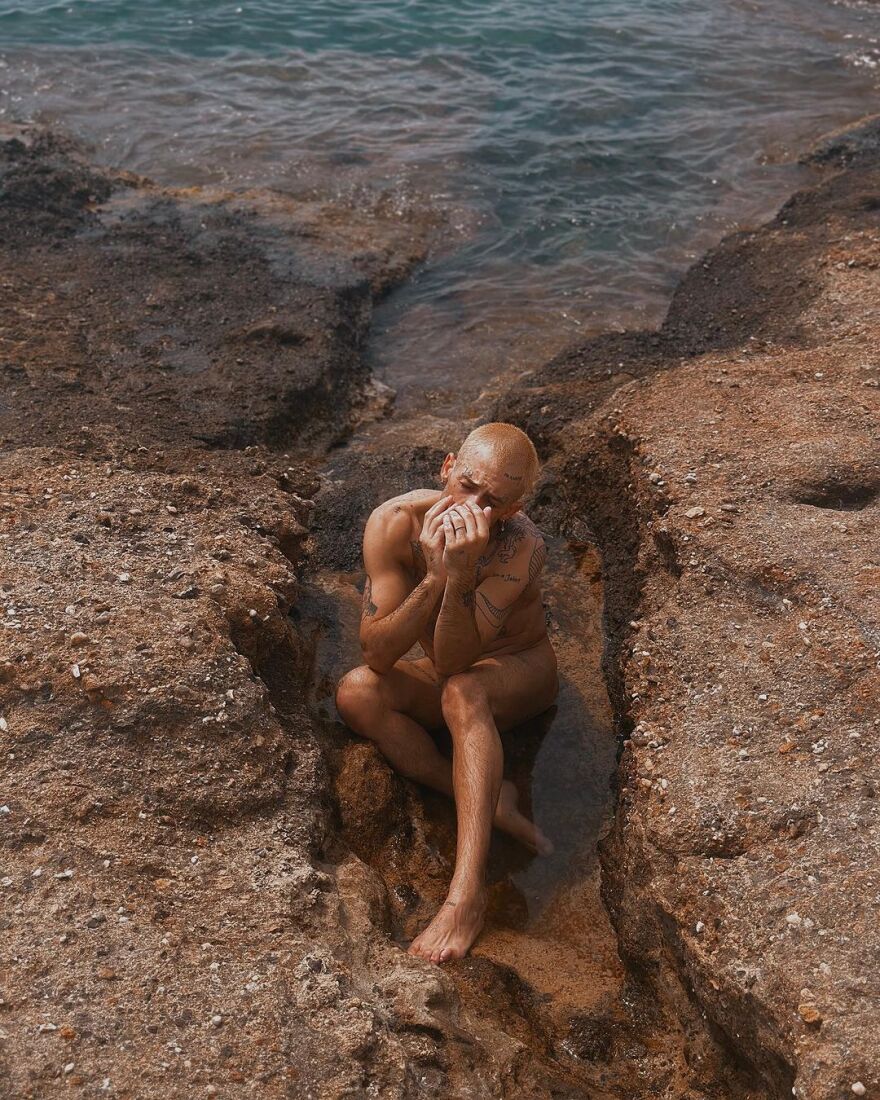 Τάσος Ξιαρχό: Φωτογραφήθηκε γυμνός στη θάλασσα