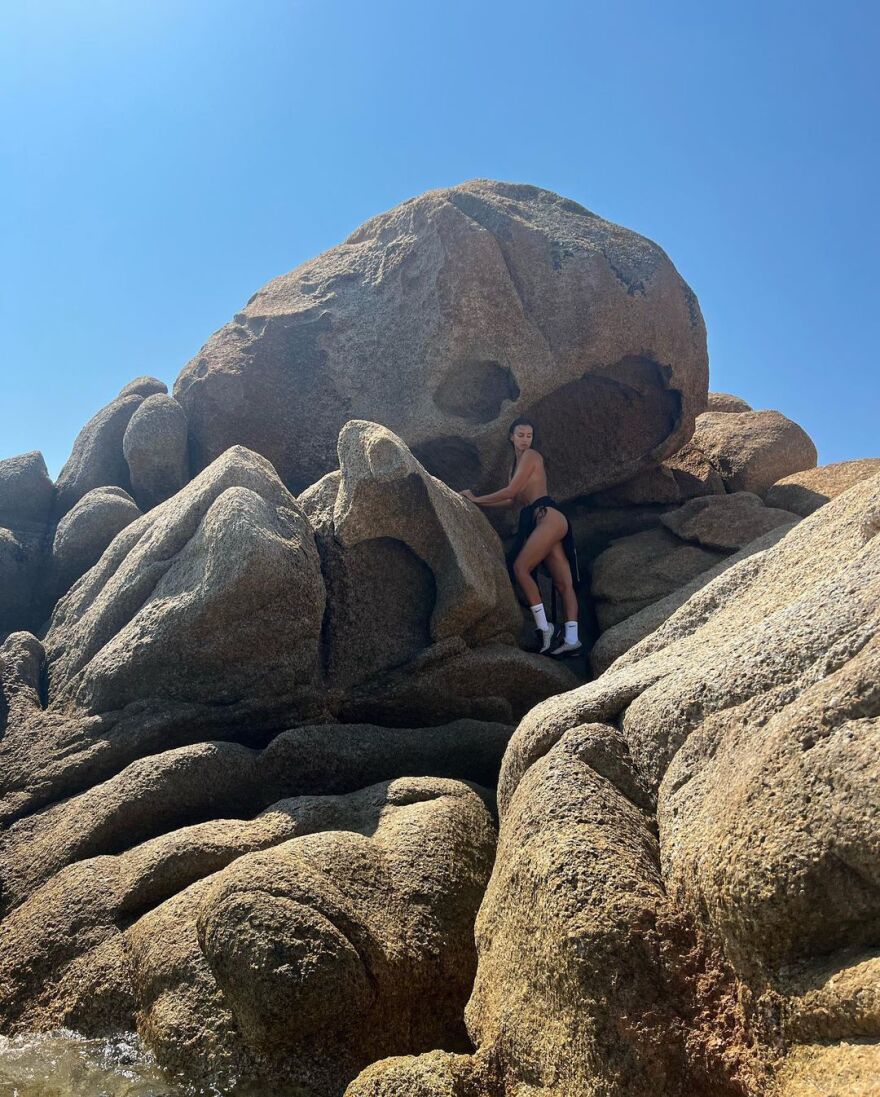 Ιρίνα Σάικ: Φωτογραφίζεται τόπλες πάνω στα βράχια