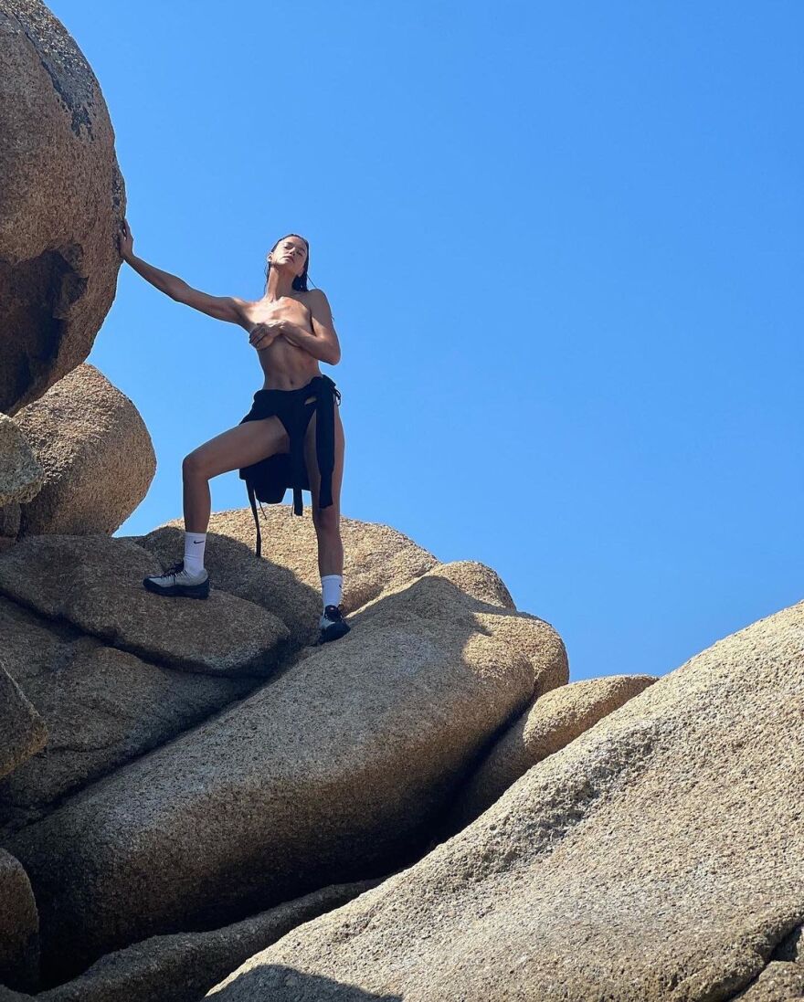 Ιρίνα Σάικ: Φωτογραφίζεται τόπλες πάνω στα βράχια