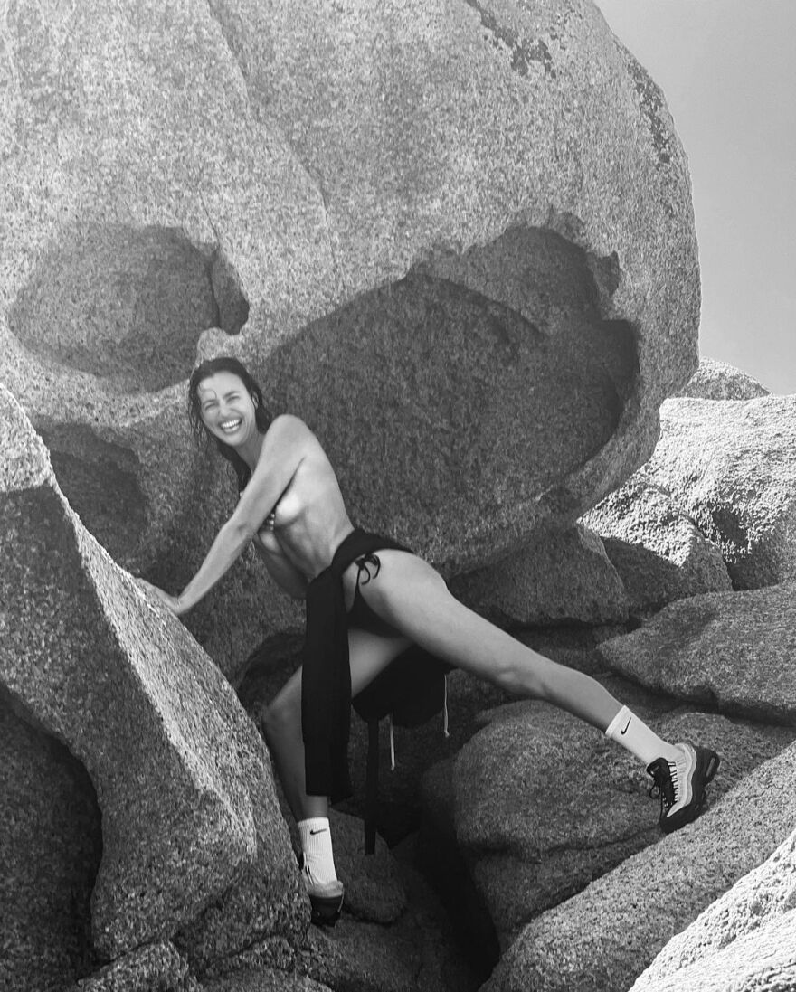 Ιρίνα Σάικ: Φωτογραφίζεται τόπλες πάνω στα βράχια