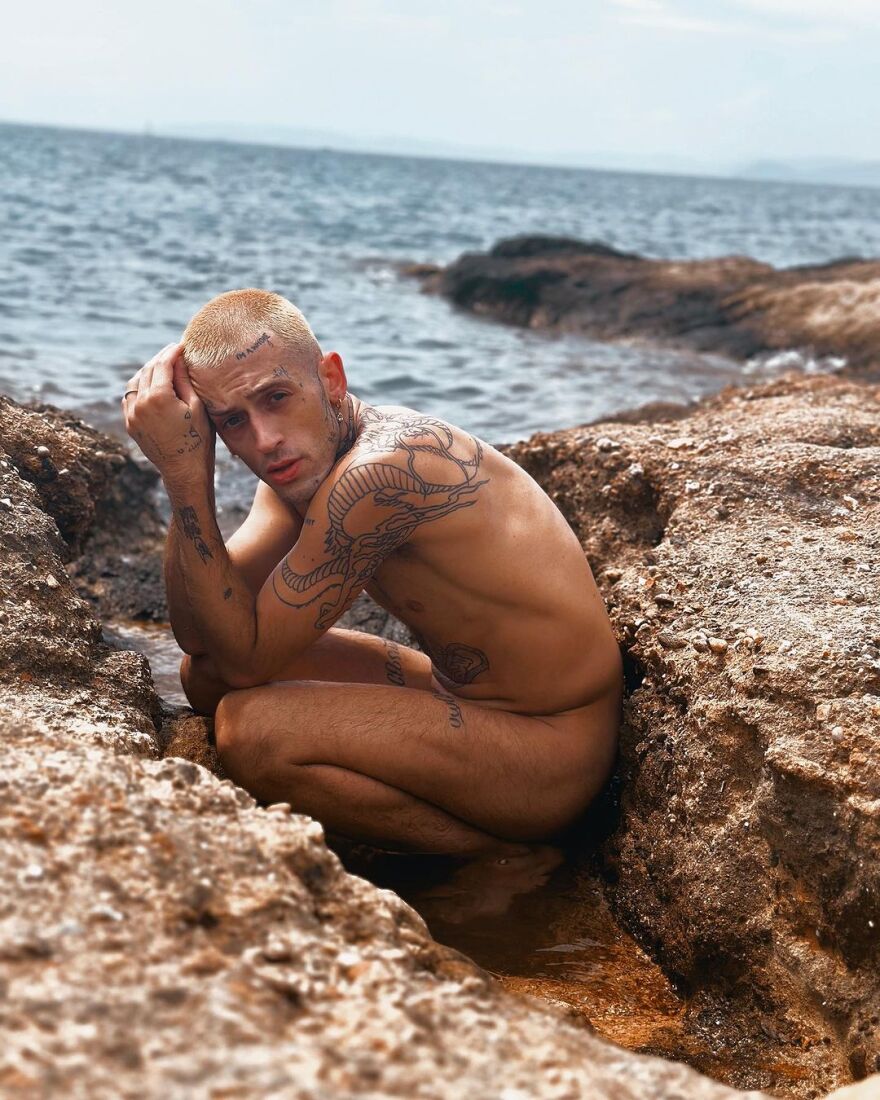 Τάσος Ξιαρχό: Φωτογραφήθηκε γυμνός στη θάλασσα