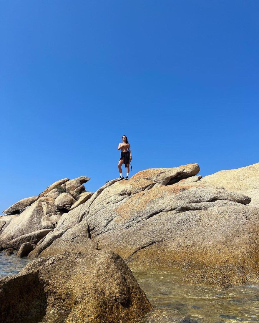 Ιρίνα Σάικ: Φωτογραφίζεται τόπλες πάνω στα βράχια