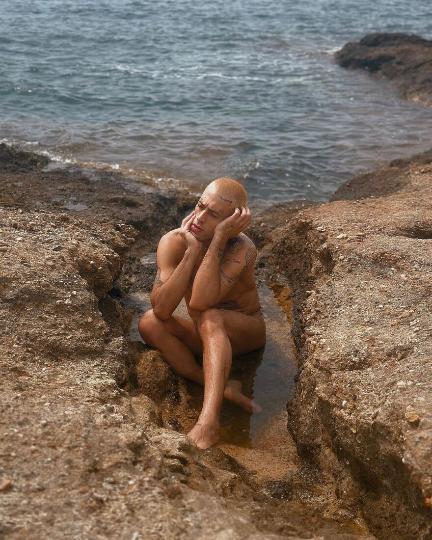 Τάσος Ξιαρχό: Φωτογραφήθηκε γυμνός στη θάλασσα