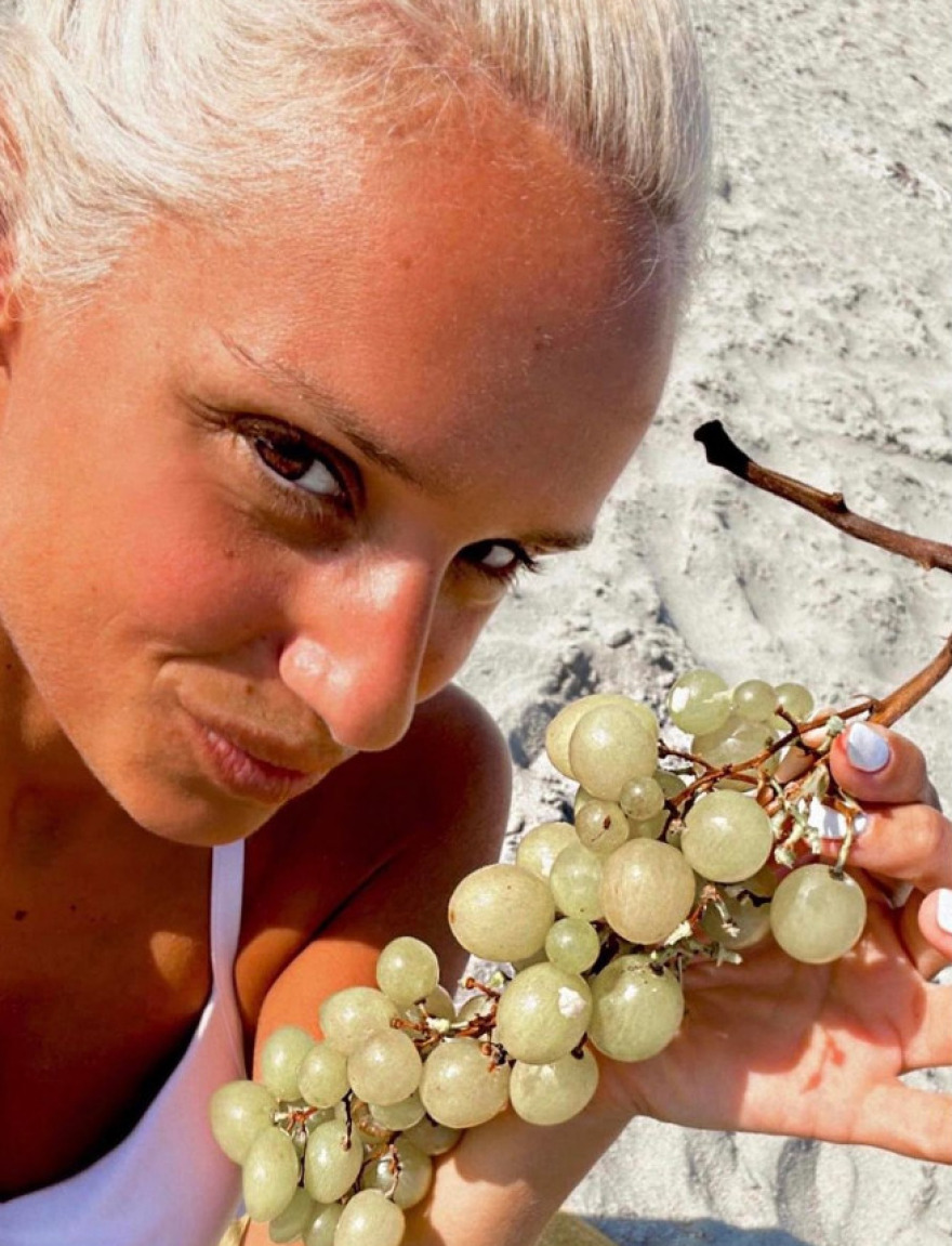 Οι κυρίες της ενημέρωσης πέταξαν τα σακάκια και έβαλαν παρεό - Δείτε φωτογραφίες