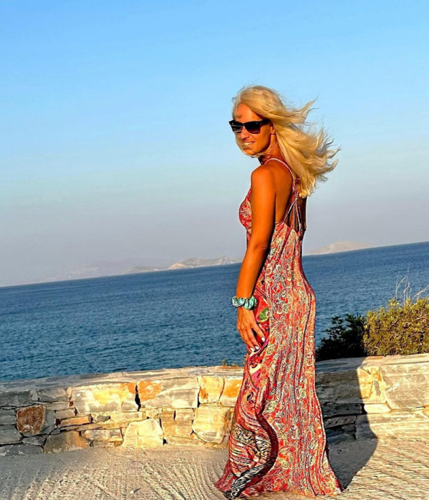 Οι κυρίες της ενημέρωσης πέταξαν τα σακάκια και έβαλαν παρεό - Δείτε φωτογραφίες