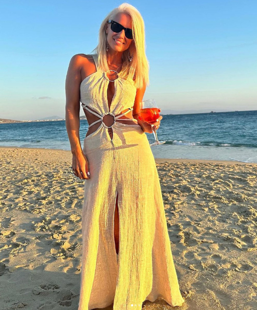 Οι κυρίες της ενημέρωσης πέταξαν τα σακάκια και έβαλαν παρεό - Δείτε φωτογραφίες