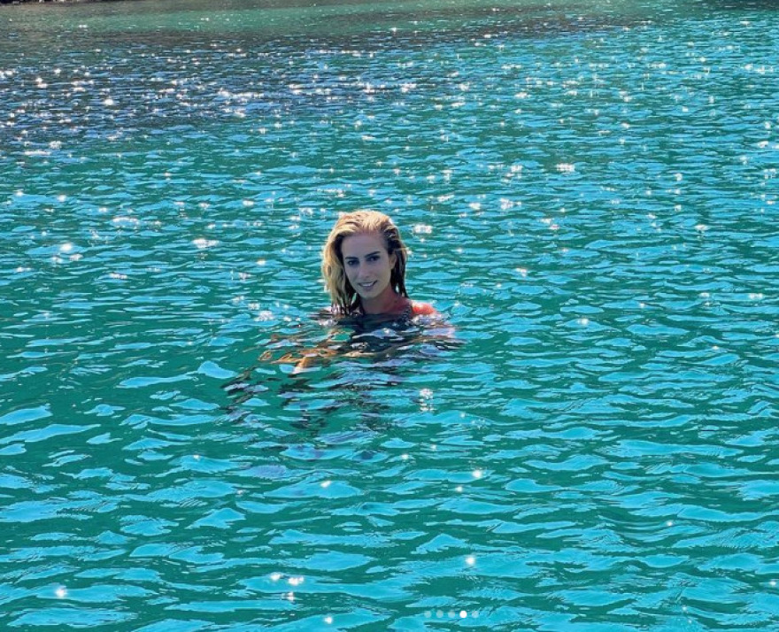 Οι κυρίες της ενημέρωσης πέταξαν τα σακάκια και έβαλαν παρεό - Δείτε φωτογραφίες