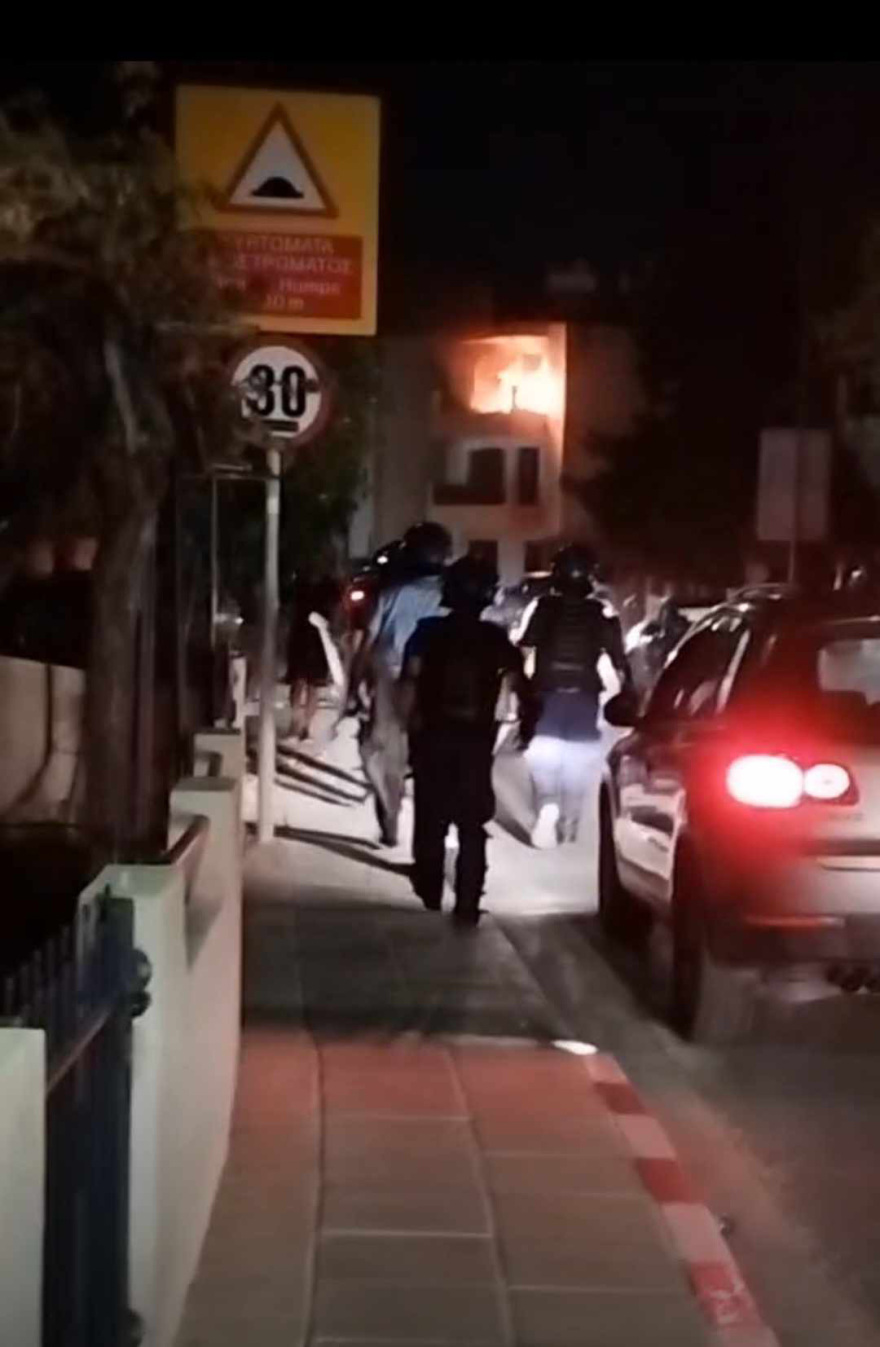 Σοβαρά επεισόδια στην Κύπρο: Πετροπόλεμος από αλλοδαπούς - Στους δρόμους με φτυάρια και μαχαίρια Ελληνοκύπριοι