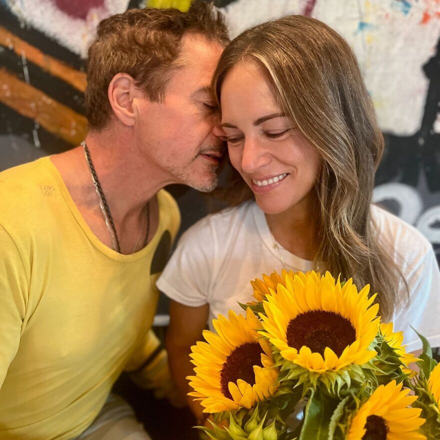 Ρόμπερτ Ντάουνι Τζούνιορ για τη γυναίκα του: «18 χρόνια μετά, η αγάπη εξακολουθεί να ανθίζει»