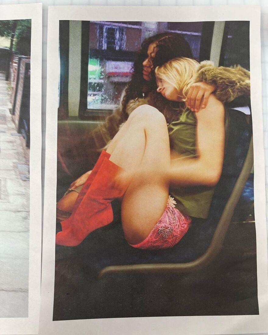 Λίλι Ρόουζ Ντεπ: Ποζάρει στο κρεβάτι με τη σύντροφό της