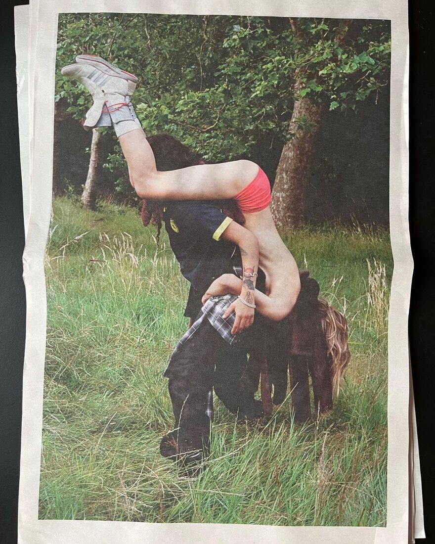 Λίλι Ρόουζ Ντεπ: Ποζάρει στο κρεβάτι με τη σύντροφό της