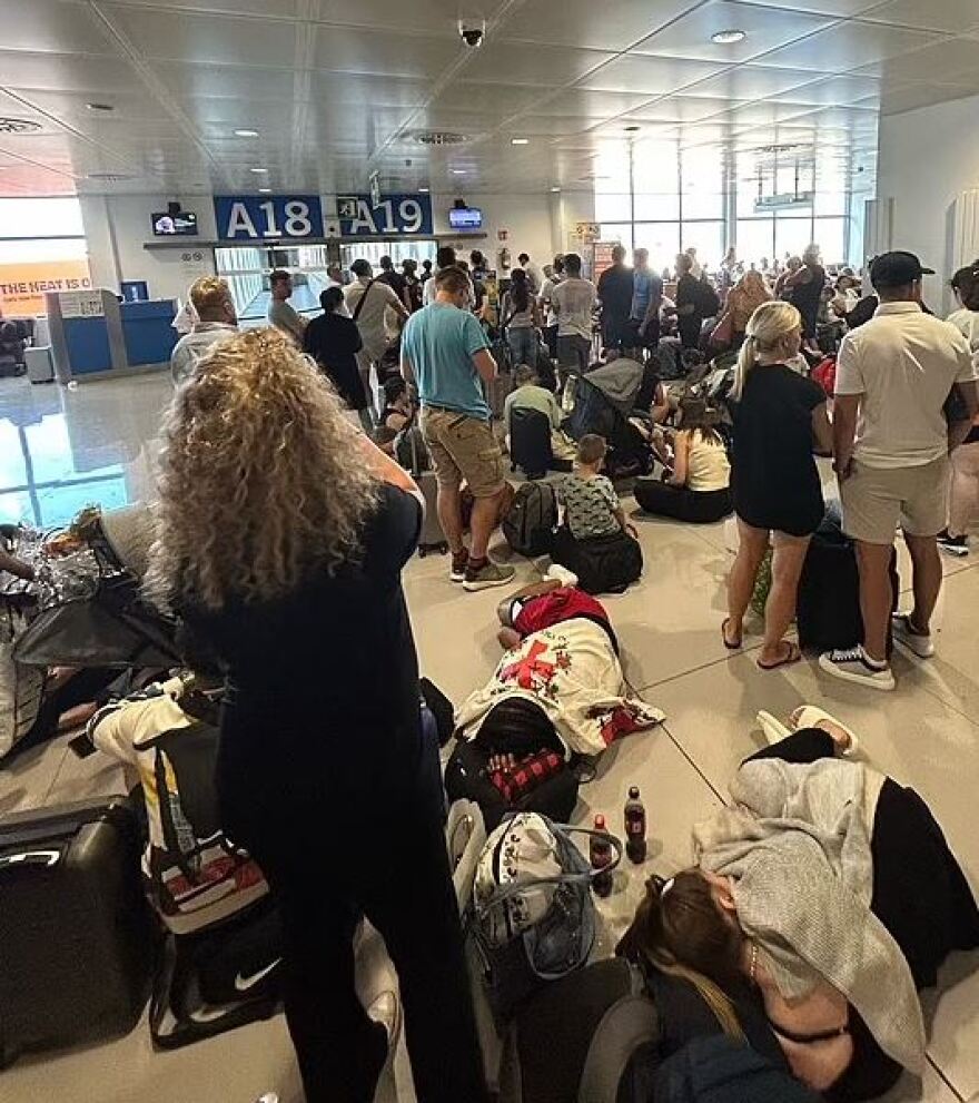 Εικόνες χάους στα αεροδρόμια στην Ευρώπη: Κοιμούνται στο πάτωμα, τρώνε με κουπόνια - Δείτε βίντεο