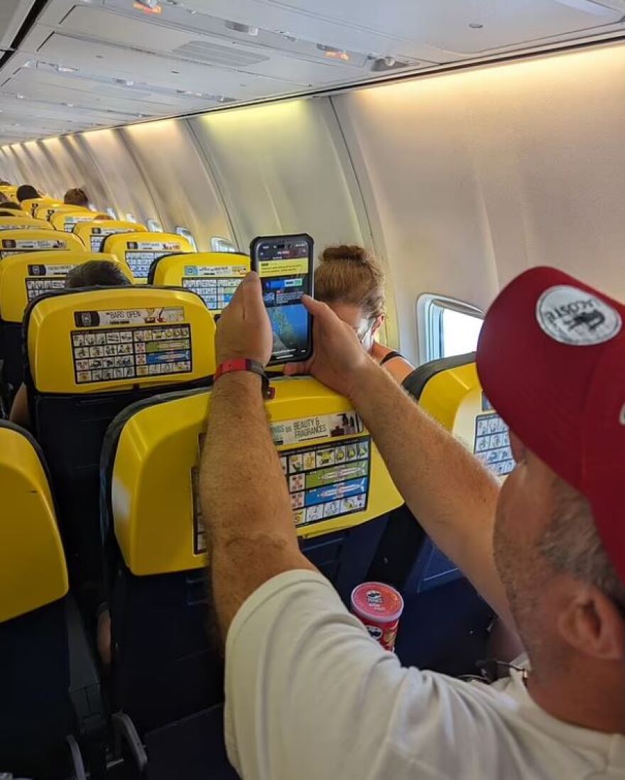 Εικόνες χάους στα αεροδρόμια στην Ευρώπη: Κοιμούνται στο πάτωμα, τρώνε με κουπόνια - Δείτε βίντεο