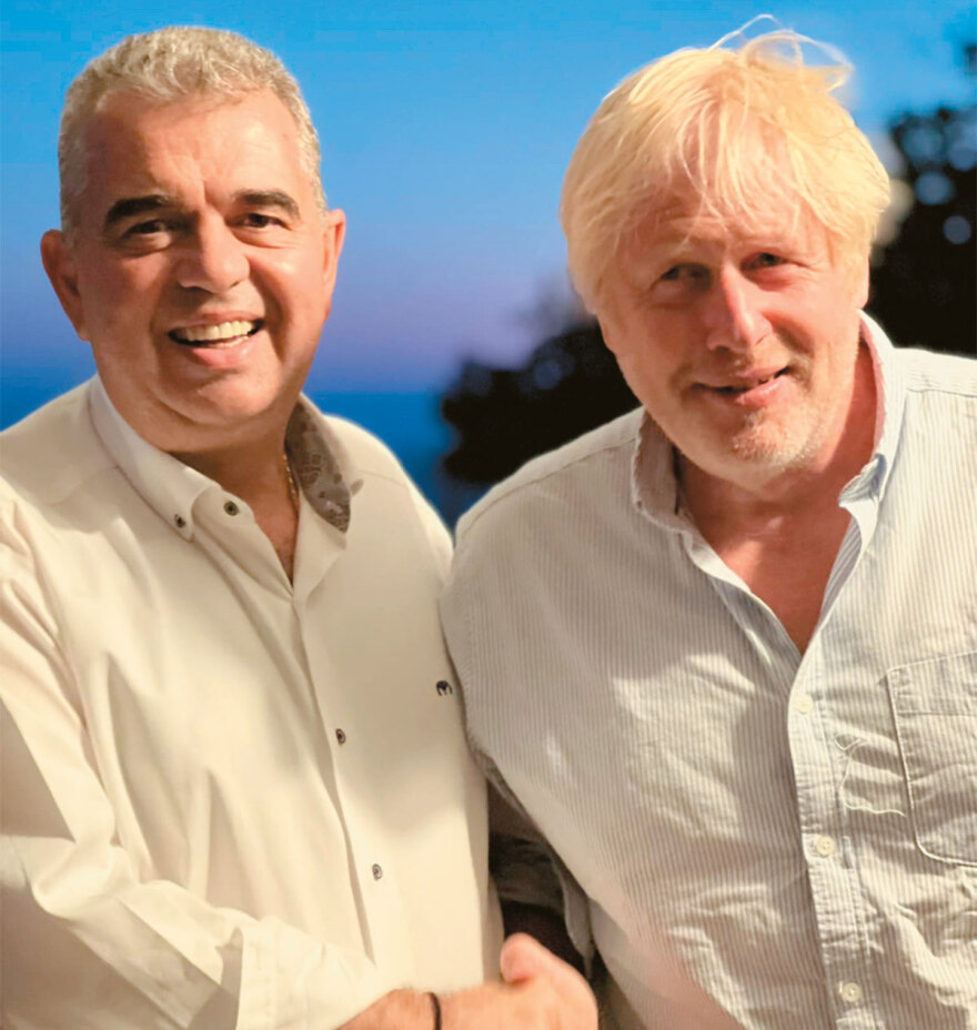 Μπόρις Τζόνσον: Για έκτη χρονιά στη χώρα μας - Το ελληνικό καλοκαίρι του Βρετανού πρώην πρωθυπουργού