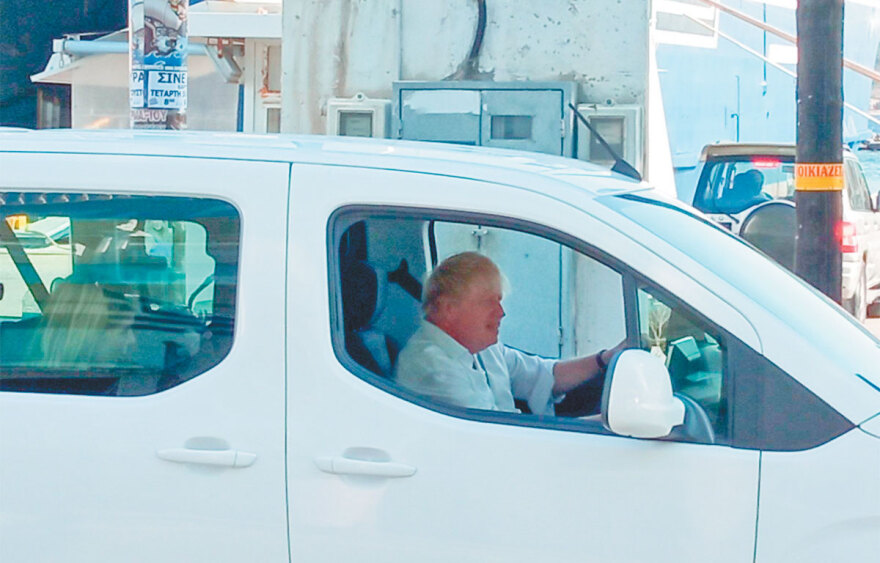 Μπόρις Τζόνσον: Για έκτη χρονιά στη χώρα μας - Το ελληνικό καλοκαίρι του Βρετανού πρώην πρωθυπουργού
